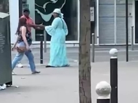 HOROR U FRANCUSKOJ PRIJESTOLNICI: Procurio snimak brutalnog napada nožem, muškarac izbo tri žene (VIDEO)