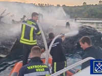 DRAMA NA MORU: Izgorio katamaran, potonuo na morsko dno, stigle snimke s Hvara...