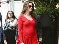 PRŠTI OD SAMOPOUZDANJA: Anne Hathaway pokazala savršeni trudnički glamur u crvenoj kombinaciji