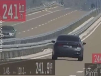 POLICIJA OBJAVILA JEZIV SNIMAK: Vozač BMW-a stisnuo papučicu do kraja, autoputem vozio 241 kilometara na sat