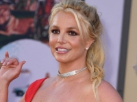 PROVOKATIVNO IZDANJE: Britney Spears pozirala samo u tangama, svi sada postavljaju isto pitanje (FOTO)