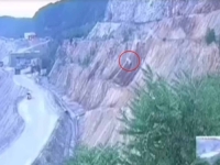 UZNEMIRUJUĆI SNIMAK: Automobil sletio u provaliju, tri žene povrijeđene (FOTO, VIDEO)