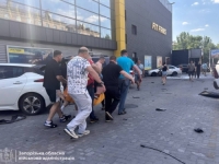 DRON UDARIO DIREKTNO U KROV BAZENA: Ljudi bili unutra u trenutku napada (VIDEO)