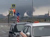 ZASTRAŠUJUĆE SNIMKE IZ RUSIJE: Više ukrajinskih dronova upravo je pogodilo naftni terminal u Sankt Peterburgu, odjekuju eksplozije...