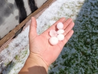 SNAŽNO NEVRIJEME POGODILO DIO HRVATSKE: Tuča, obilna kiša i prizori koji su iznenadili stanovnike (VIDEO)