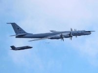 OPASAN MANEVAR: Ruski vojni avion bacao mikrofone tik uz britanski nosač aviona (FOTO)