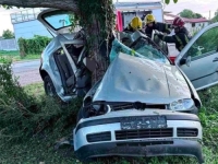 STRAVIČNE SLIKE SA MJESTA NESREĆE: Mladići (18) se zakucali u drvo i stradali, mještane probudio jak udar