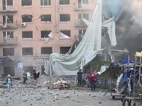 STRAŠNE SCENE IZ UKRAJINE: Krvavi napad ruskih agresora, balističkim raketama zasuli stambene zgrade, ima mrtvih...