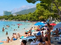 PLAŽE U MAKARSKOJ PREPLAVLJENE: Prizori s obale obišli društvene mreže (VIDEO)