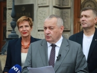 OŠTRA REAKCIJA DEMOKRATSKE STRANKE: 'Istog dana kada ministar odaje počast žrtvama genocida, Vučić šalje huligane na komemoraciju u Beogradu'