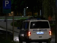 STRAVIČNE SCENE U SUSJEDSTVU: Pijani tinejdžer udarao policajca u glavu i izbio mu zub, nastala je opća makljaža...
