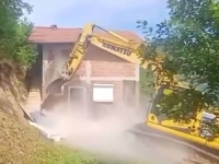 KRAJ PRIČE: Porušene nelegalne srpske vikendice na Kosovu (VIDEO)