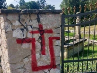 SKRNAVLJENJE MEZARJA U LIVNU: Ispisan ustaški simbol, Međureligijsko vijeće traži hitnu istragu