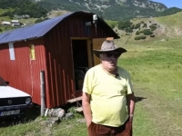 ZOVU GA FOJNIČKI ROBINZON: Mujo živi sam u tri kuće, a dve je sam napravio i to od drveta, voza ih gdje poželi (VIDEO)