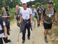 SA DVIJE ŠTAKE KRENUO NA MARŠ MIRA: Mumin ima 80 posto invaliditeta, ali ga ništa nije spriječilo da oda počast žrtvama Srebrenice