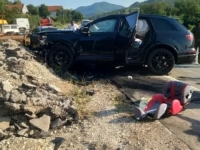 STRAVIČNA NESREĆA, DŽIP POTPUNO SMRSKAN: Od siline stravičnog sudara iz automobila izletjelo sjedište za bebe!