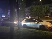 TEŠKA NESREĆA NA BULEVARU MEŠE SELIMOVIĆA: Dva auta udarila pješaka, saobraćaj potpuno stao (VIDEO)