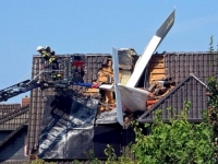 SNAŽAN PRASAK UZDRMAO NASELJE: Avion se zabio u krov kuće, ima mrtvih