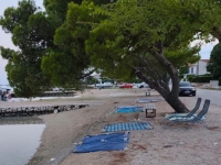 KRAJ REZERVACIJE PLAŽA RUČNICIMA: Komunalci uklonili ležaljke, suncobrane i peškire ostavljene preko noći (FOTO)