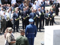 'SB' U POTOČARIMA: Položeno cvijeće, slijedi dženaza i ukop deset žrtava genocida u Srebrenici (FOTO)