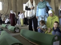 TUGA U POTOČARIMA: S rukom na tabutu i u suzama porodice se opraštaju od najmilijih (VIDEO)