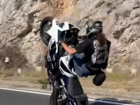 ADRENALIN ILI OPASNOST? Motociklist izvodio nevjerovatne vratolomije nasred prometne ceste (VIDEO)