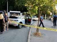 JEZIVE SCENE U SARAJEVU: Vozilo ograđeno trakom kod Latinske ćuprije, tragovi krvi i pištolj na zidiću (video)