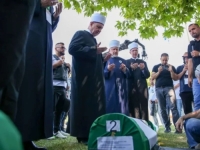 REIS KAVAZOVIĆ POSLAO SNAŽNU PORUKU IZ SREBRENICE: 'Da čuvamo dostojanstvo svake žrtve genocida, jer zaborav bi bio novi zločin nad onima kojih više nema'