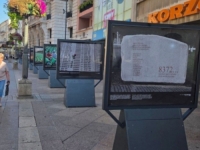 POTRESNE FOTOGRAFIJE NA RIJEČOM KORZU: Izložba o genocidu u Srebrenici nikoga ne ostavlja ravnodušnim