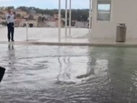 PANIKA U SUSJEDSTVU: More se u nekoliko sekundi izlilo preko rive i poplavilo lokale (VIDEO)
