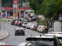 SNIMAK KOJI NAJBOLJE POKAZUJE TRENUTNO STANJE U RUSIJI: Benzinske bez kapi goriva, građani satima čekaju u redovima (VIDEO)