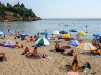 BURNE REAKCIJE NA MREŽAMA: Istetovirana djevojka na plaži u Crnoj Gori podijelila javnost, u sve umiješali i 'paradajz turiste'