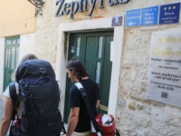 TURISTI U NEVJERICI GLEDAJU CIJENE APARTMANA U HRVATSKOJ: Pazite koliko traže, a nema klime ni interneta