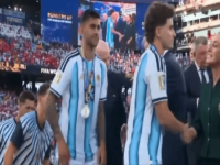 PROŠAO KRAJ TRUMPA KAO DA GA NEMA: Argentinski reprezentativac izbjegao rukovanje sa američkim predsjednikom (VIDEO)
