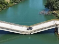STRAVIČAN PRELAZ: Most se raspada i visi nad rijekom, ali vozači i dalje ne odustaju