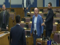 SVAĐA ZBOG SUNČANJA NA PLAŽI PRERASLA U HAOS: Umalo fizički obračun u crnogorskom parlamentu (VIDEO)