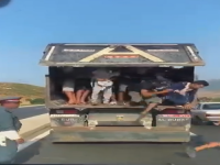 NEVJEROVATNE SCENE: Marokanske snage bezbjednosti pasivno posmatraju iskrcavanje migranata (VIDEO)
