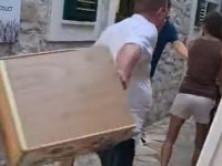 INCIDENT ZGROZIO JAVNOST: Vlasnik restorana udario u dječja kolica, završio u rukama policije (VIDEO)