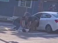 UZNEMIRUJUĆI SNIMAK ŠOKIRAO SVIJET: Procurio video trenutka kada američki agenti ICE-a ubijaju mladog oca i vuku njegovo tijelo po cesti! (VIDEO)