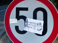 NOVA SRAMNA PROVOKACIJA U RS-u: Na saobraćajnim znakovima osvanule poruke podrške ratnom zločincu, policija šuti (FOTO)