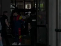 NEVIĐEN SKANDAL UOČI FINALA MUNDIJALA, JAVNOST U ŠOKU: Policija na izlazu iz hotela pretresala fudbalske zvijezde! (VIDEO)