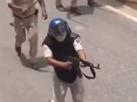 BRUTALNOST BEZ GRANICA: Policajac suspendiran jer je pucao iz AK-47 na studente u Indiji (VIDEO)