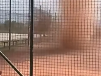 DRAMATIČNE SCENE IZ KOMŠILUKA: Sunčan dan se pretvorio u haos, pješčani vrtlog prohujao i pokazao koliko može biti opasan (VIDEO)