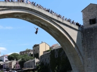 MOSTAR ZANIJEMIO U 11.07: Skokom bez aplauza sa Starog mosta odata počast žrtvama genocida u Srebrenici