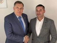NEVIĐEN PREDIZBORNI SKANDAL NA PALAMA: SNSD-ov poslanik novcem javnog preduzeća kupuje glasove kokama?! (VIDEO)