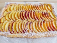 TRIK PROFESIONALNIH KUHARA: Poklanjamo recept za brzi ljetni tart s breskvama i bademima...