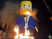 BIJES NA ULICAMA MAŠHADA: Usred pogrebne povorke za vrhovnog vođu Iranci spalili figuru Lego Trumpa! (VIDEO)