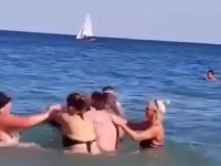 MASOVNA TUČA ŽENA U PLIĆAKU U ULCINJU: Jedna udarila muža drugoj, pa nastao opšti haos - dijete na gumi gledalo obračun (VIDEO)
