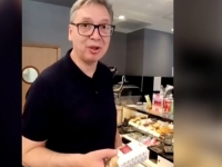 PRIZNAO DA IZIGRAVA INFULENCERE: Nakon vojne parade u Parizu, Vučić otišao po sendvič (VIDEO)