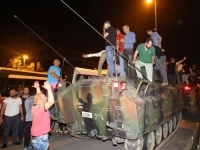 15. JULI - NOĆ OTPORA TURSKOG NARODA: Pučisti su imali tenkove, avione i oružje, a narod je imao zastavu i ljubav prema domovini